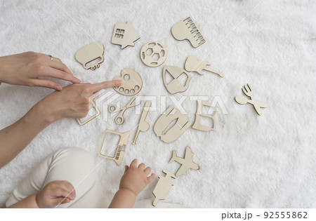 1才の誕生日に選び取りをする子供のイメージ 1才の誕生日に選び取りをする子供のイメージ 92555862