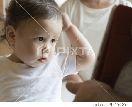PCタブレットの画面を見ているハーフの子供 PCタブレットの画面を見ているハーフの子供 92556052