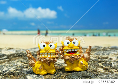 沖縄の青い海とシーサー 沖縄の青い海とシーサー 92556382
