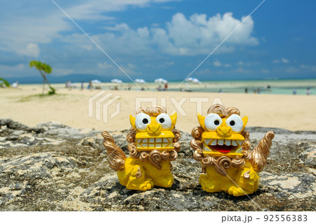 沖縄の青い海とシーサー 92556383