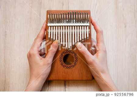 カリンバを演奏する女性の手元 カリンバを演奏する女性の手元 92556796