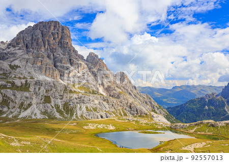 トレ・チーメのハイキングで立ち寄るロカテッリ小屋から見る、ドロミテらしい美しい景観 92557013