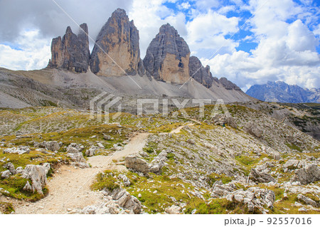 ロカテッリ小屋付近から見るトレ・チーメとそこへと続くトレイル 92557016