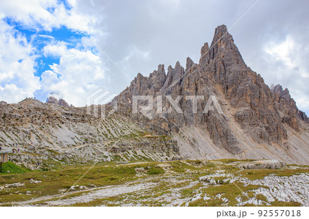 トレ・チーメのハイキングで立ち寄るロカテッリ小屋付近から見る、ドロミテらし鋭い岩峰 トレ・チーメのハイキングで立ち寄るロカテッリ小屋付近から見る、ドロミテらし鋭い岩峰 92557018
