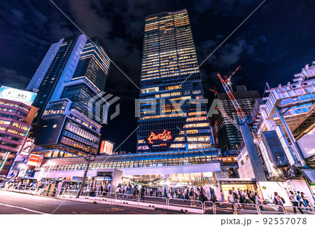 日本の東京都市景観　彩られるJR渋谷駅やビジネス街、銀座線渋谷駅。車両の姿が見える珍景＝7月27日 92557078