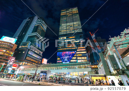日本の東京都市景観　彩られるJR渋谷駅やビジネス街、銀座線渋谷駅。車両の姿が見える珍景＝7月27日 92557079