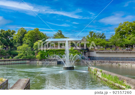 京都 琵琶湖疏水の噴水と川 青空 京都 琵琶湖疏水の噴水と川 青空 92557260