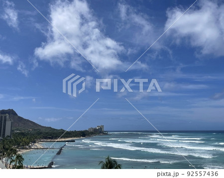 青い空と海の風景 ハワイのホノルル ワイキキビーチの写真素材