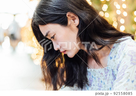 Beautiful Asian woman smiling with bokeh background. 92558085