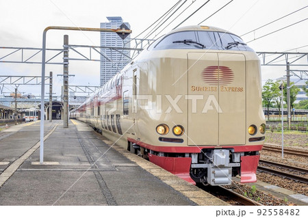 熱田駅に停車中のサンライズエクスプレス（大雨による運転取止め） 92558482