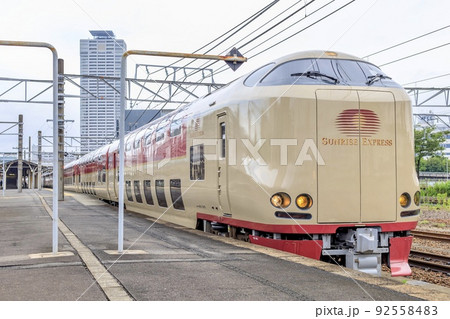 熱田駅に停車中のサンライズエクスプレス(大雨による運転取止め) 熱田駅に停車中のサンライズエクスプレス(大雨による運転取止め) 92558483