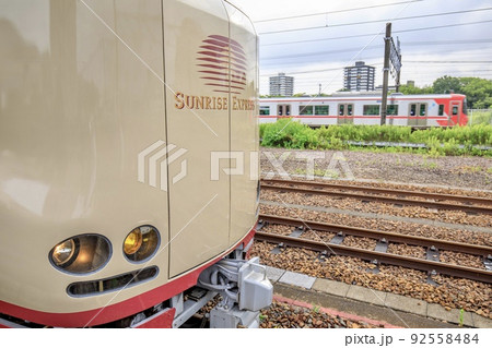 熱田駅に停車中のサンライズエクスプレス（大雨による運転取止め） 92558484