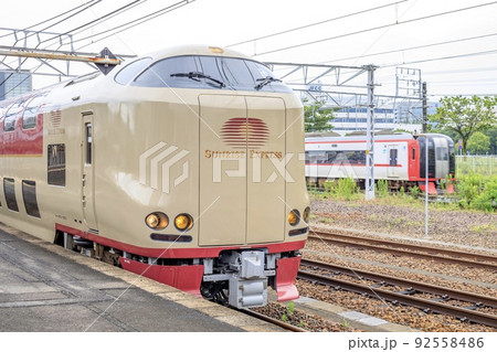 熱田駅に停車中のサンライズエクスプレス(大雨による運転取止め) 熱田駅に停車中のサンライズエクスプレス(大雨による運転取止め) 92558486