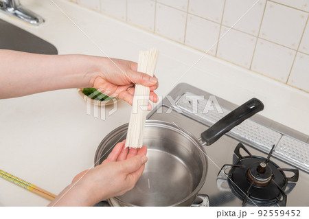 【ミドル主婦が素麺を茹でる 沸騰なし】 【ミドル主婦が素麺を茹でる 沸騰なし】 92559452