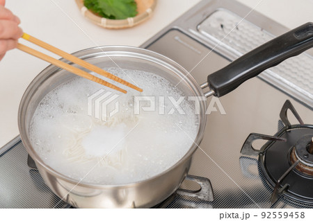 【ミドル主婦が菜箸を使って素麺を茹でる】 92559458