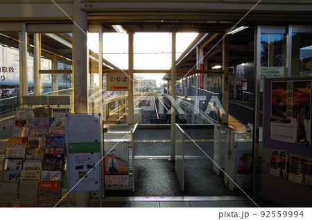松江しんじ湖温泉駅の改札口から乗り場と線路が見えている構図 ... 島根県 松江市:晴れ 松江しんじ湖温泉駅の改札口から乗り場と線路が見えている構図 ... 島根県 松江市:晴れ 92559994