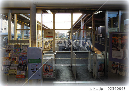 松江しんじ湖温泉駅の改札から乗り場と線路が見えている構図 ... 島根県 松江市：晴れ（イラスト風） 92560043