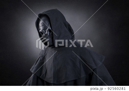 Mysterious humanoid alien at night over dark misty background 92560281