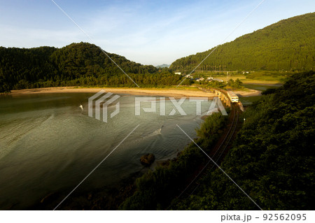 宮崎県日南市山王浜に波打ち際の愛と幸わせのハートをが運ぶ隈谷川橋梁を走る日南線キハ40 92562095