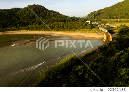宮崎県日南市山王浜に波打ち際の愛と幸わせのハートをが運ぶ隈谷川橋梁を走る日南線キハ40 92562188