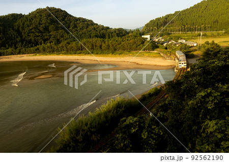 宮崎県日南市山王浜に波打ち際の愛と幸わせのハートをが運ぶ隈谷川橋梁を走る日南線キハ40 92562190