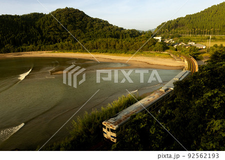 宮崎県日南市山王浜に波打ち際の愛と幸わせのハートをが運ぶ隈谷川橋梁を走る日南線キハ40 92562193