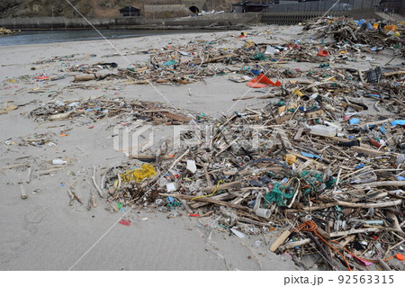 海岸の漂着物 環境問題 ゴミ問題 92563315