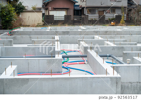 住宅の基礎の写真。建築中の建売住宅の写真。 92563517