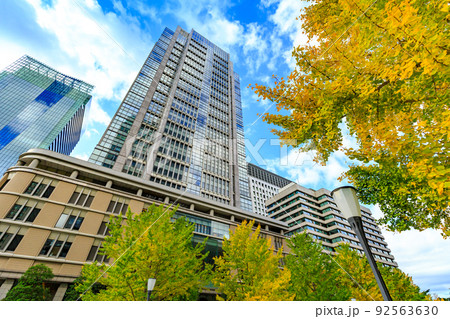 東京　秋の千代田区 丸の内の都市風景　丸ビル 92563630