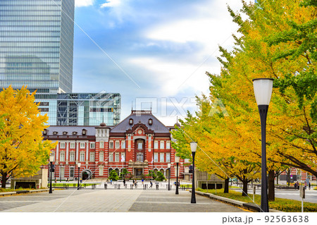 東京　秋の千代田区 丸の内の都市風景　東京駅 92563638
