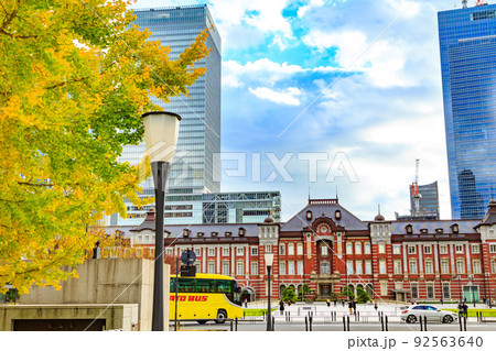 東京　秋の千代田区 丸の内の都市風景　東京駅 92563640