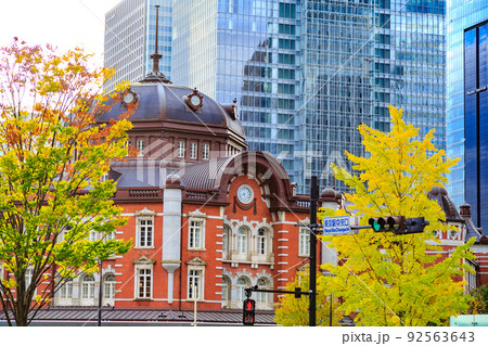 東京　秋の千代田区 丸の内の都市風景　東京駅 92563643