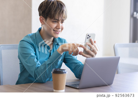 デスクワーク　パソコンとスマホ 92563673