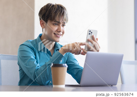 デスクワーク パソコンとスマホ デスクワーク パソコンとスマホ 92563674