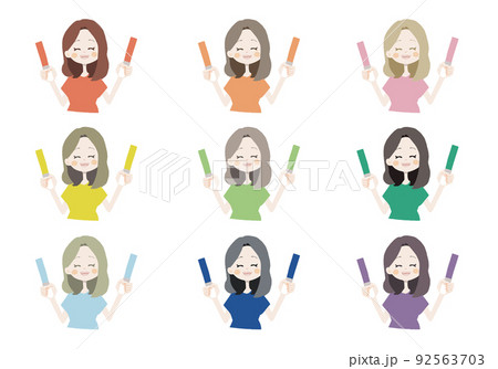 ライブTシャツを着た女の子が笑顔でペンライトを2本持ってを楽しんでいる様子のイラストセット 92563703