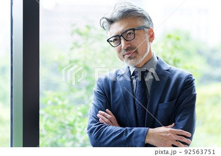 眼鏡をかけたミドルビジネスマン 眼鏡をかけたミドルビジネスマン 92563751