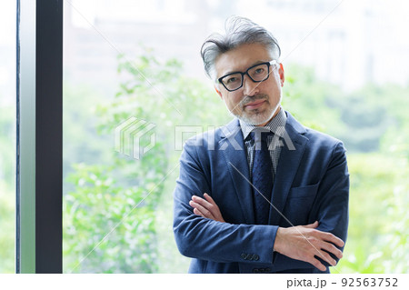 眼鏡をかけたミドルビジネスマン 92563752