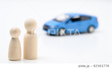 自動車イメージ　男女　エコカー　ドライブ 92563776