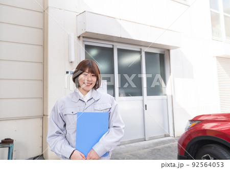 女性事務員 92564053