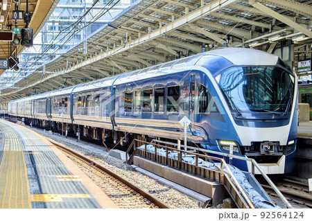 東京駅に停車中のJR東日本E261系特急サフィール踊り子 92564124