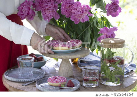 garden and tea party 92564254