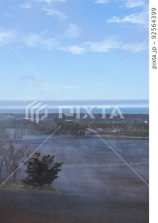 青空の下に広がる地霧（北海道東部） 92564399