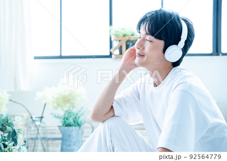 ヘッドフォンで音楽を聴く若い男性 ヘッドフォンで音楽を聴く若い男性 92564779
