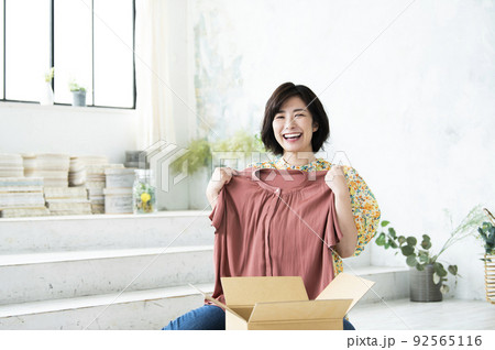 ネットショッピング 女性 洋服 ダンボール カメラ目線 ネットショッピング 女性 洋服 ダンボール カメラ目線 92565116