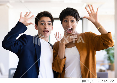 驚く多国籍の学生　ビジネス 92565172