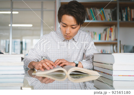 本を読む 92565180