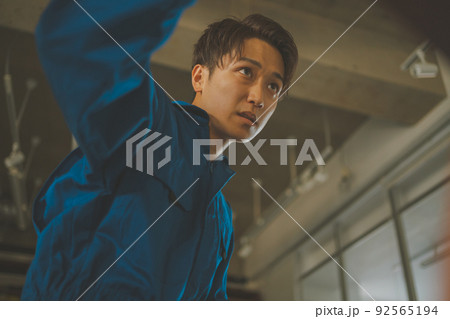 つなぎ服の男性作業員 92565194