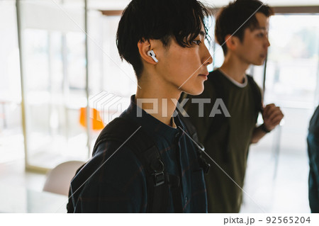 大学生・専門学校生のワイヤレスイヤホン 92565204