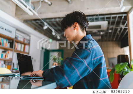 若い男性とノートパソコン 若い男性とノートパソコン 92565219