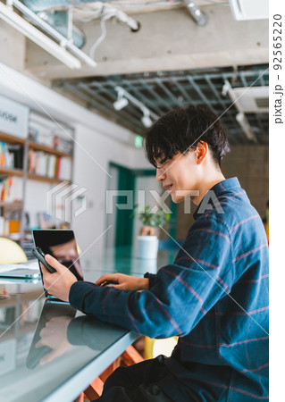 若い男性とノートパソコンとスマホ 92565220